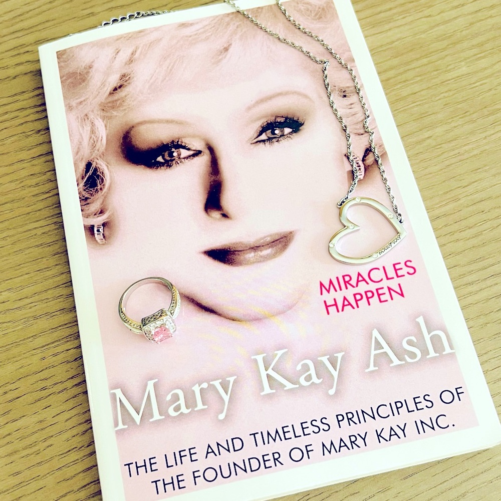 🌟HP🌟NWOT Mart Kay Jewelry & Book Bundle